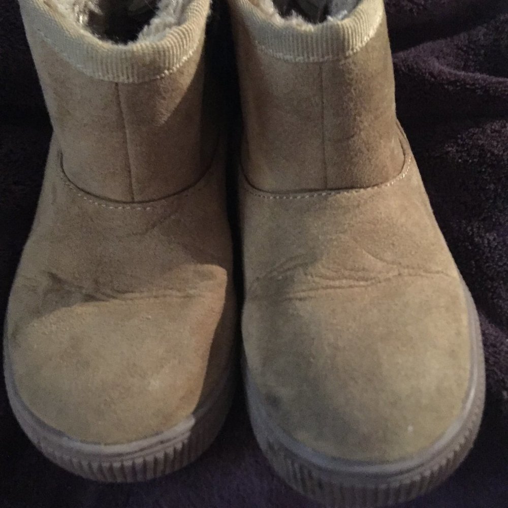 tan sz 9 little girl/boy like uggs love these